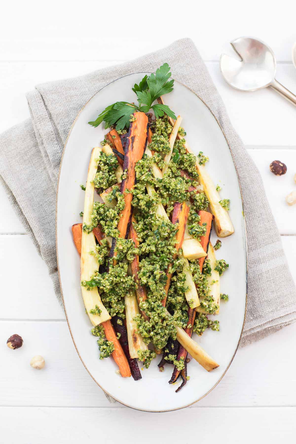 Geröstete Pastinaken und Karotten mit Haselnuss Gremolata, vegane Rezept
