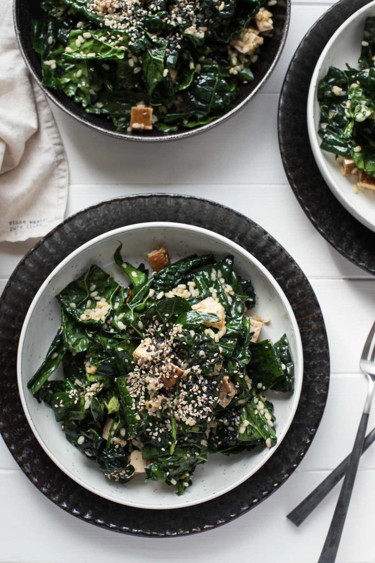 veganer Schwarzkohl-Salat asiatische Art mit Reis und Tofu Rezept
