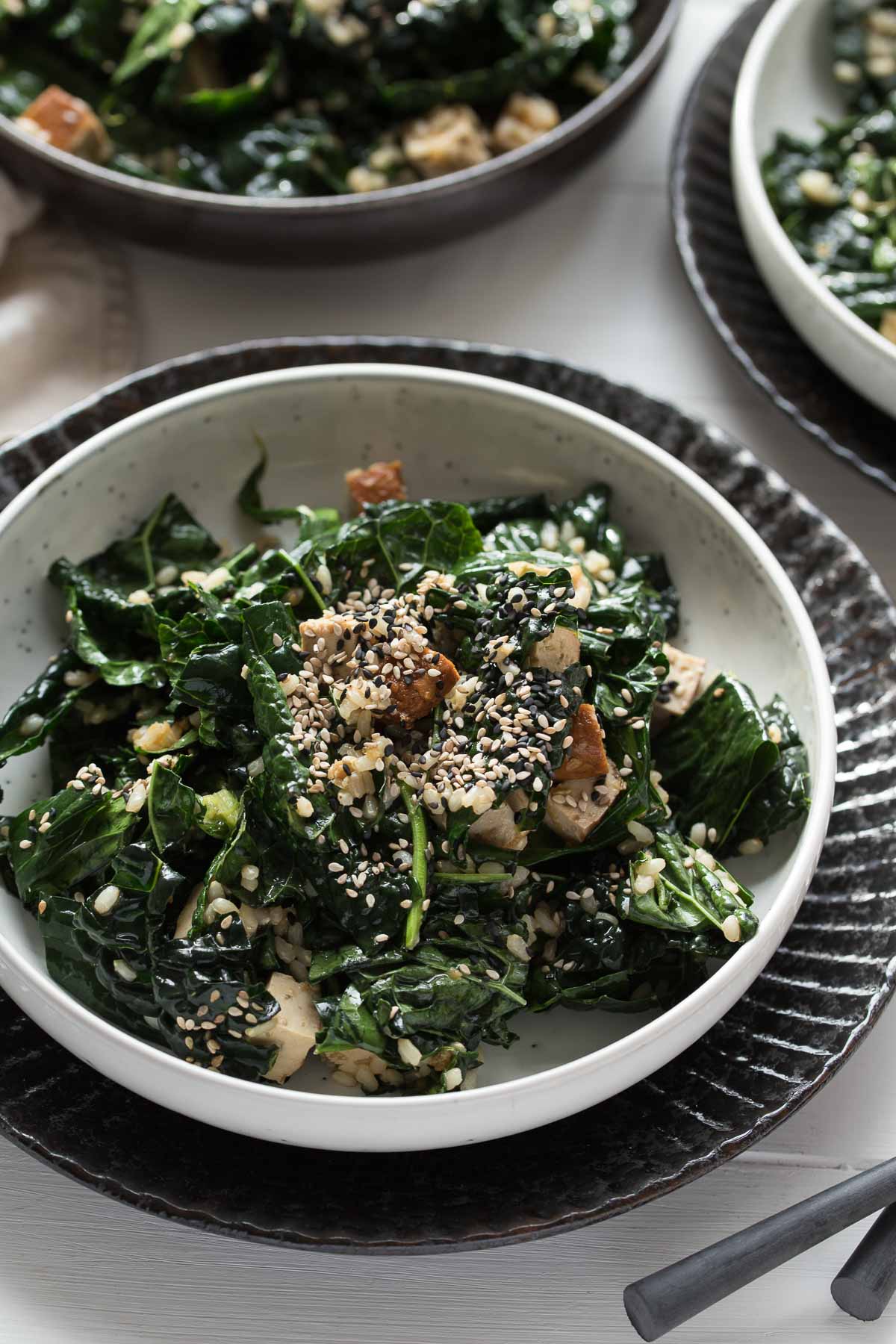 veganer Schwarzkohl-Salat asiatische Art mit Reis und Tofu Rezept