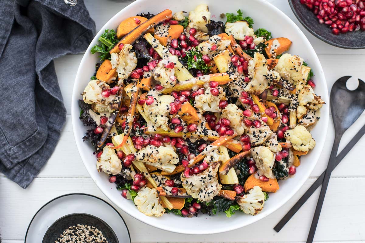 Vegane Rezept für Grünkohl-Salat mit geröstetem Gemüse, Linsen und Tahin-Dressing