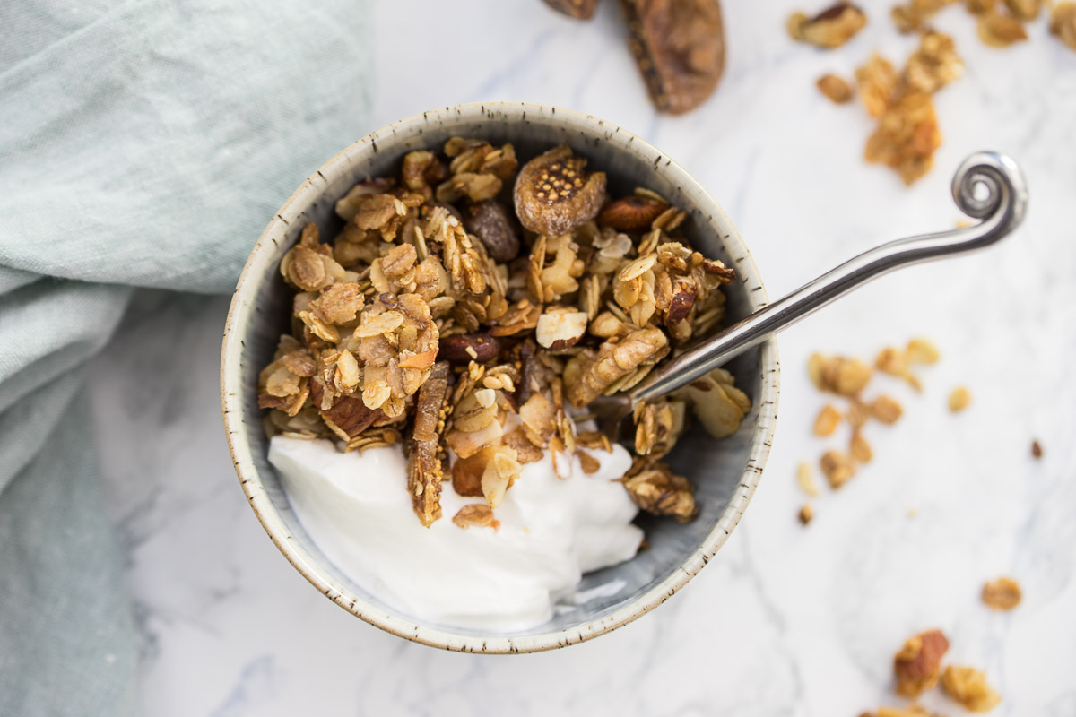 Knuspermüsli Rezept (Granola) mit Feigen, Kokosnuss und Nüssen