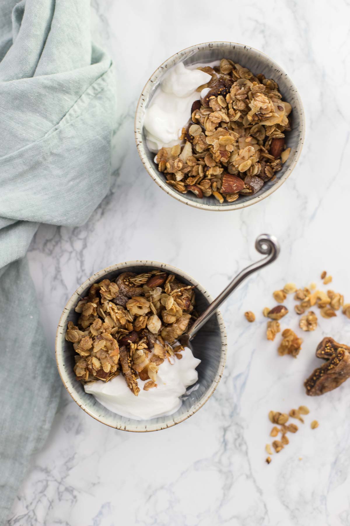 Knuspermüsli Rezept (Granola) mit Feigen, Kokosnuss und Nüssen