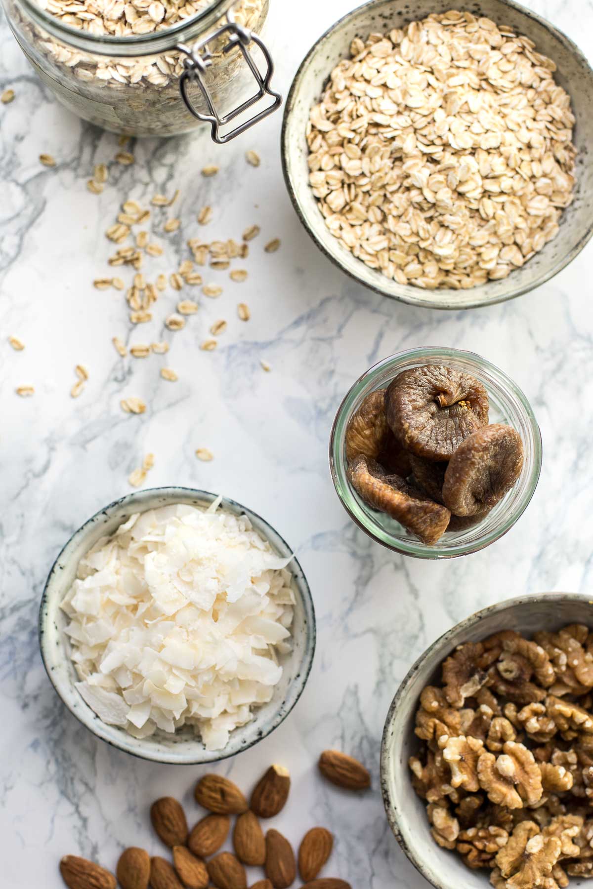 Zutaten für Knuspermüsli Rezept (Granola) mit Feigen, Kokosnuss und Nüssen