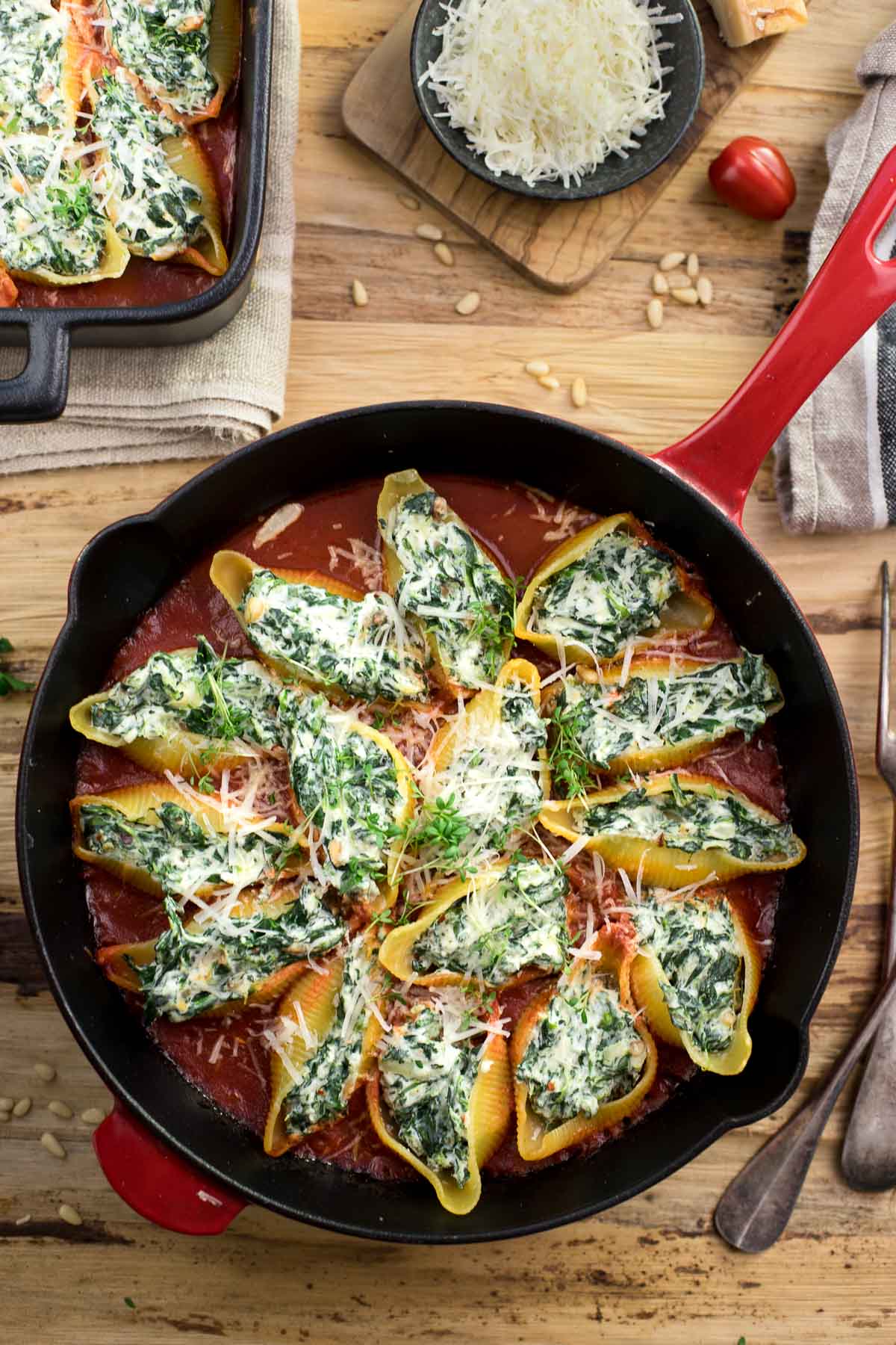 Gefüllte Muschelnudeln (Conchiglioni) mit Ricotta und Spinat in Pfanne, vegetarische Rezept