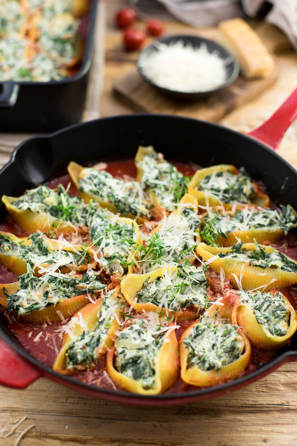 Gefüllte Muschelnudeln (Conchiglioni) mit Ricotta und Spinat in Pfanne, vegetarische Rezept