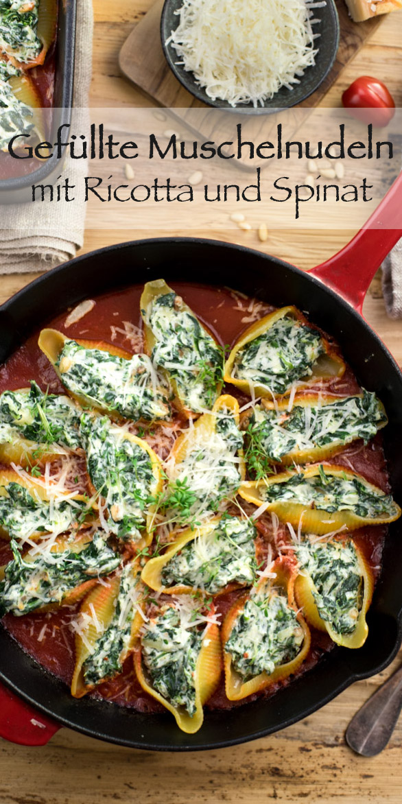 Gefüllte Muschelnudeln (Conchiglioni) mit Ricotta und Spinat in Pfanne, vegetarische Rezept