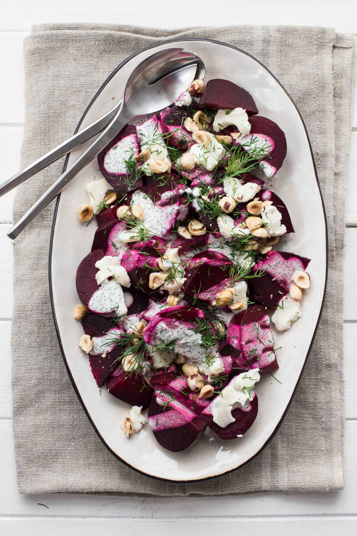 Rote Bete Salat mit Ziegenkäse, Haselnüssen und Mohn-Dressing