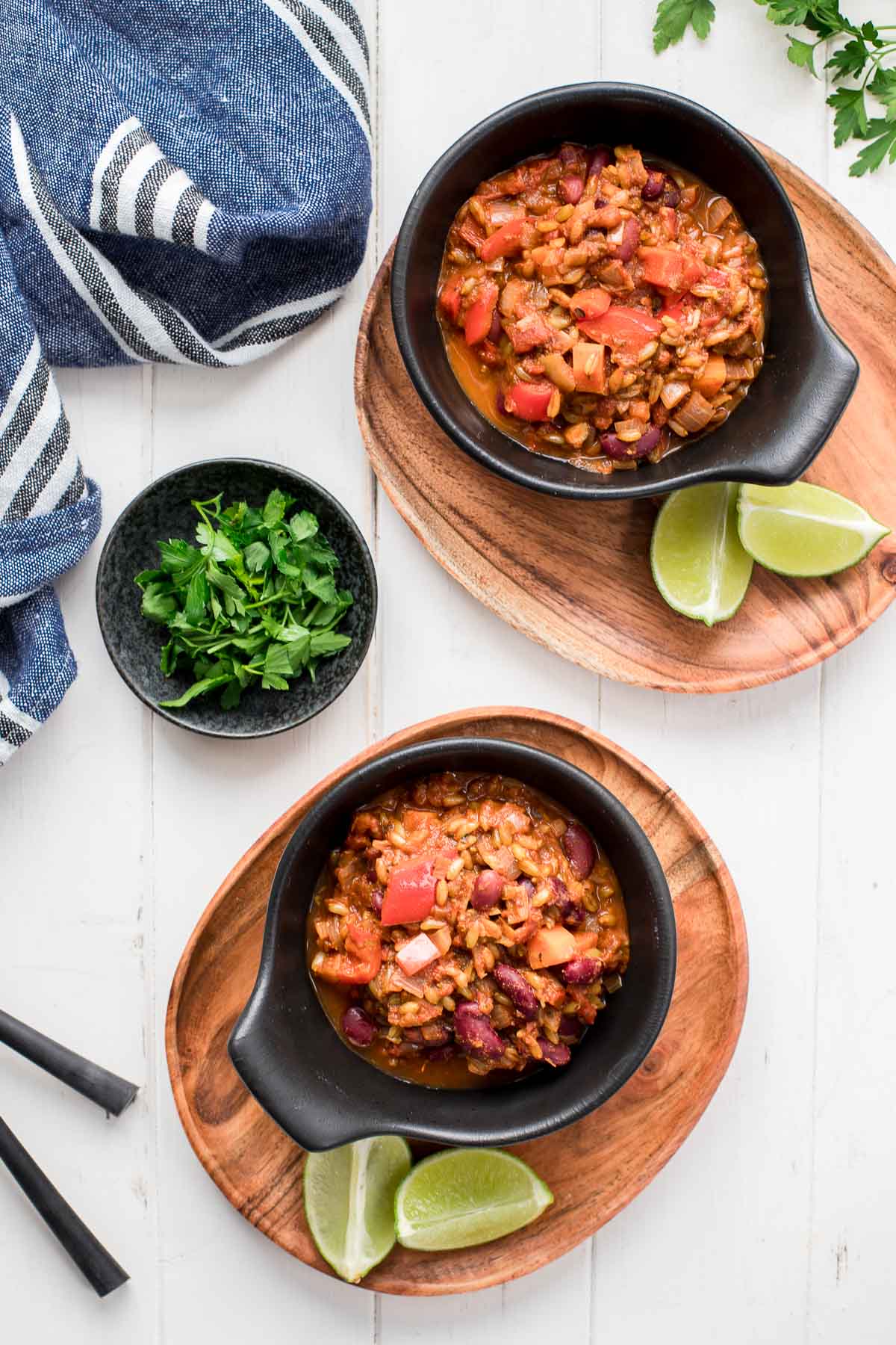 Vegetarisches Chili mit Grünkern (Chili sin Carne) mit Limetten, frische Kräuter Rezept
