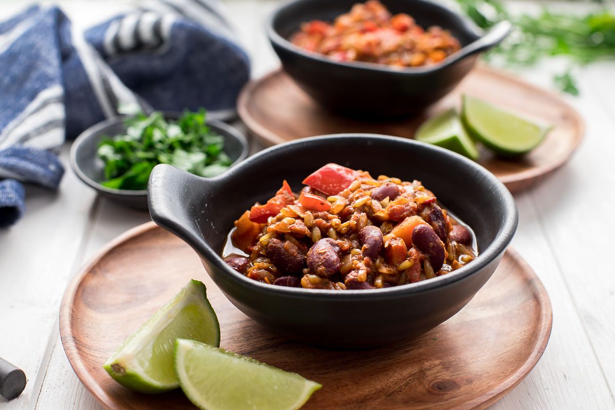 Vegetarisches Chili mit Grünkern (Chili sin Carne) mit Limetten, frische Kräuter Rezept