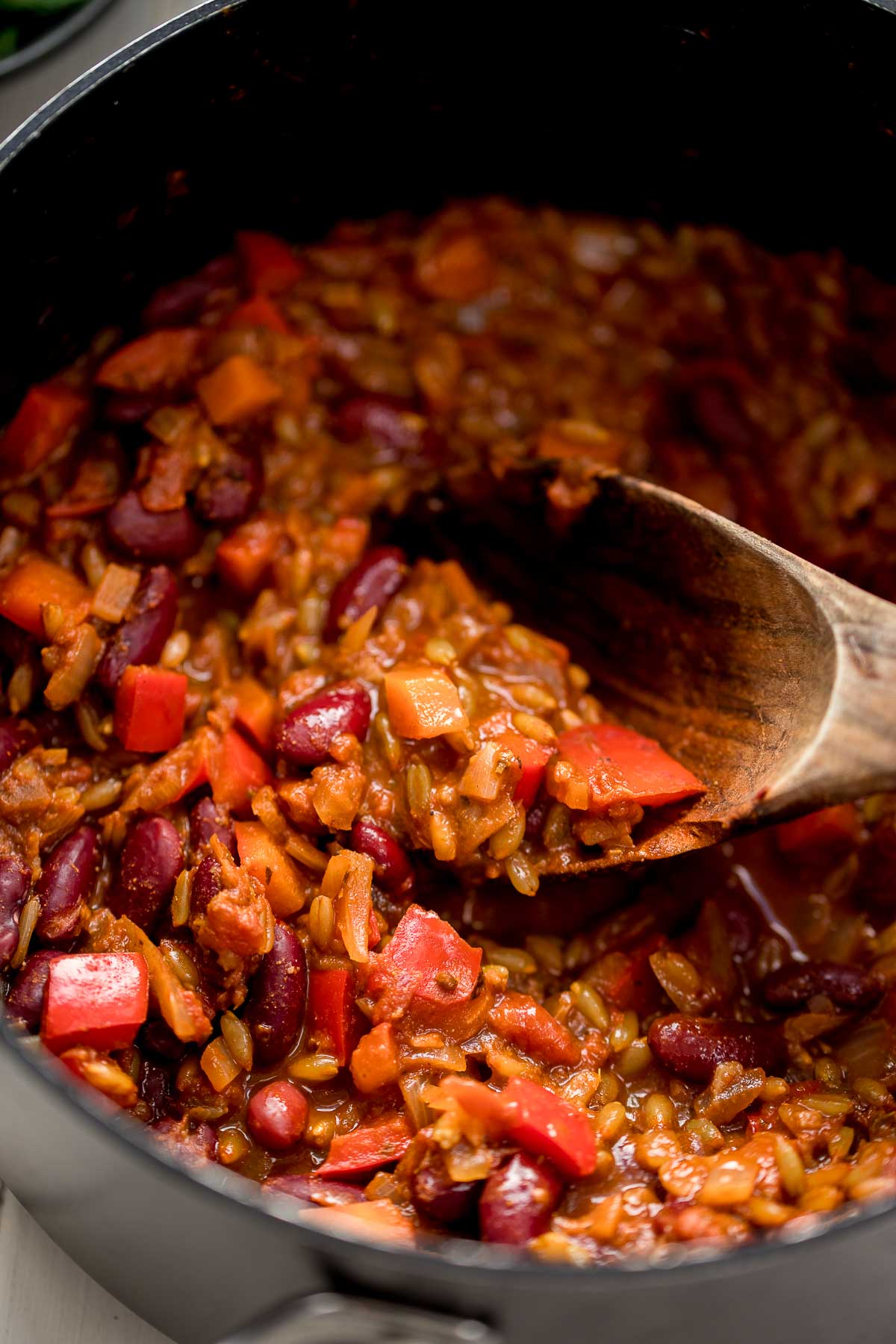 Topf mit Nahaufnahme Vegetarisches Chili mit Grünkern (Chili sin Carne Rezept)