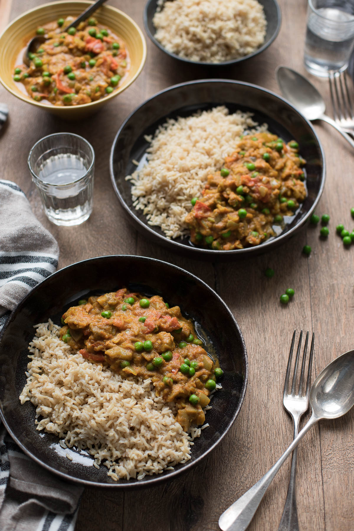 Indisches Auberginen Curry Rezept mit Erbsen (Baingan Bharta) und Basmati Reis, vegan
