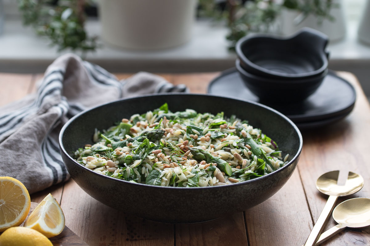Orzo-Salat mit Spargel, Rezept für Reis-Nudeln (Risoni, Kritharaki), Kräuter, Fenchel, Parmesan, Spinat, Zitrone