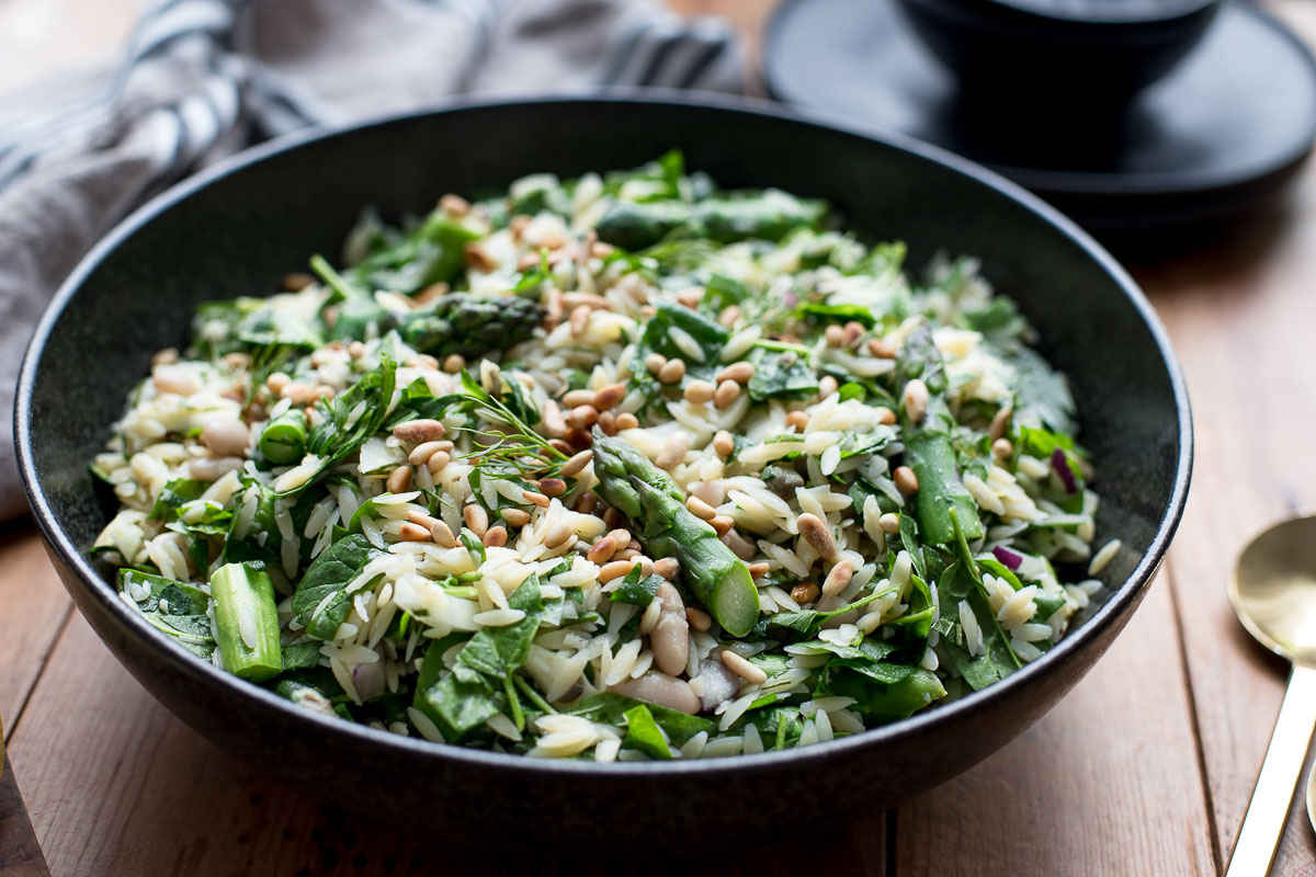 Orzo-Salat mit Spargel, Rezept für Reis-Nudeln (Risoni, Kritharaki), Kräuter, Fenchel, Parmesan, Spinat, Zitrone