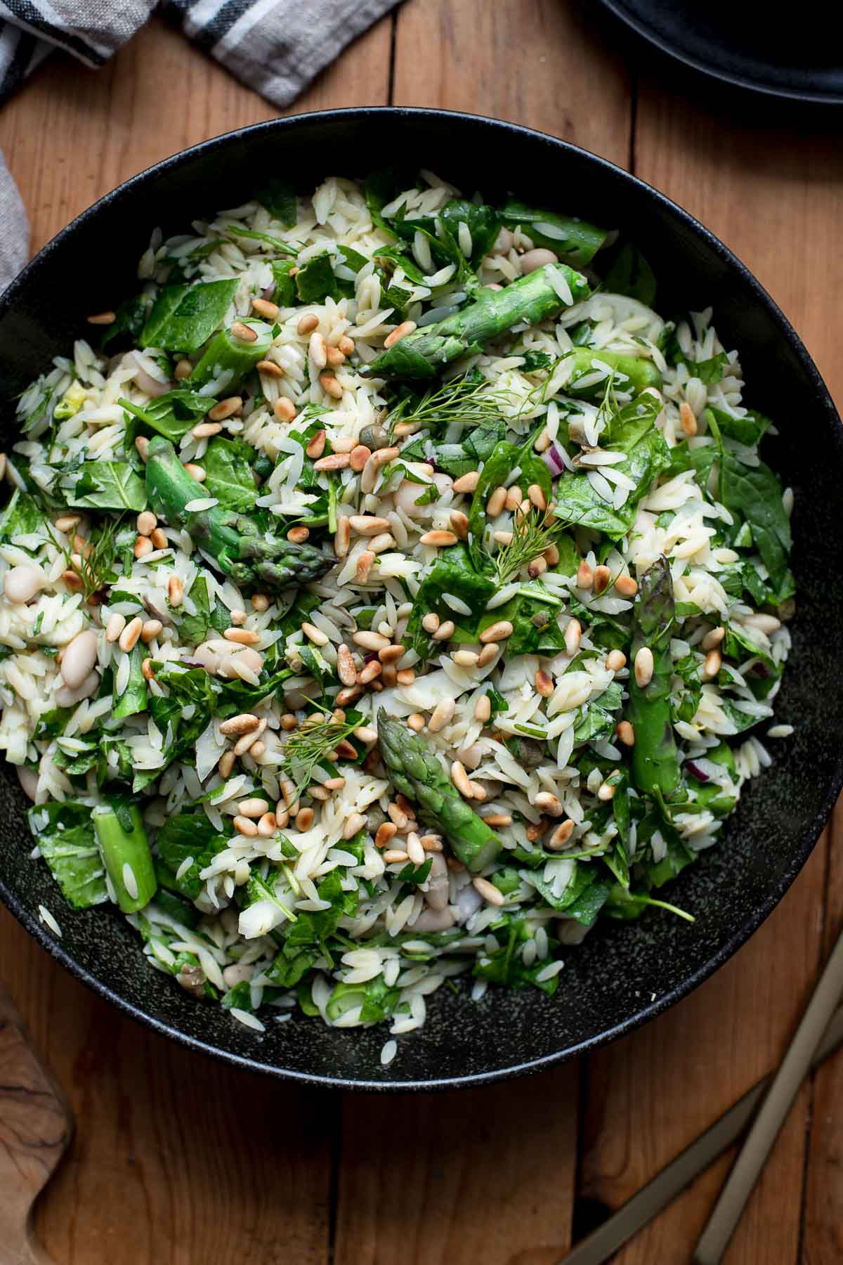 Orzo-Salat mit Spargel, Rezept für Reis-Nudeln (Risoni, Kritharaki), Kräuter, Fenchel, Parmesan, Spinat, Zitrone