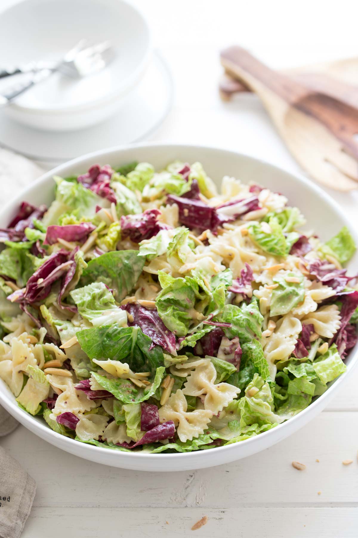 Caesar Pasta Salat mit Radicchio, Römersalat, Mandeln und Tahin-Dressing Rezept, (vegan)