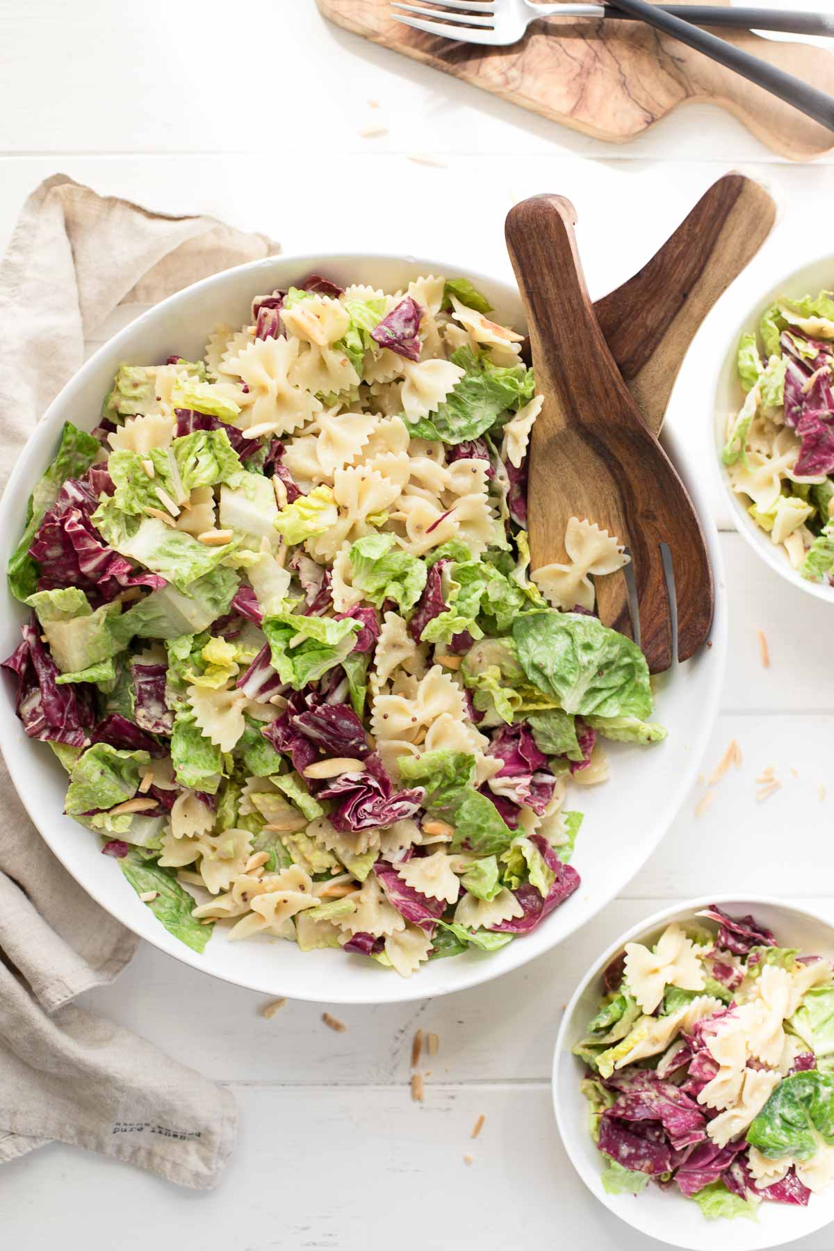 Caesar Pasta Salat mit Radicchio, Römersalat, Mandeln und Tahin-Dressing Rezept, (vegan)