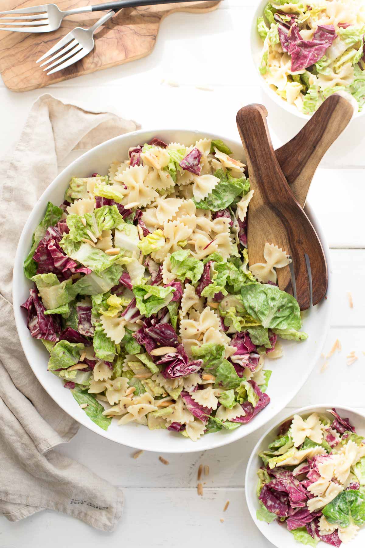 Caesar Pasta Salat mit Radicchio, Römersalat, Mandeln und Tahin-Dressing Rezept, (vegan)