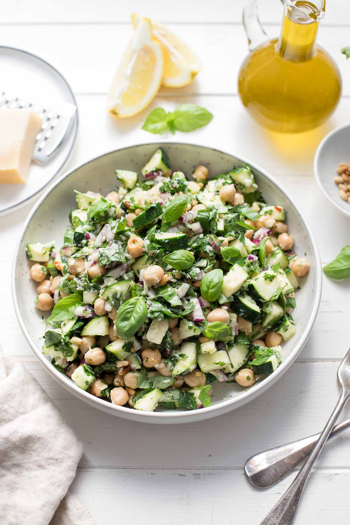schneller Zucchini-Salat mit Kichererbsen, Zitrone, Parmesan, Basilikum und Petersilie.
