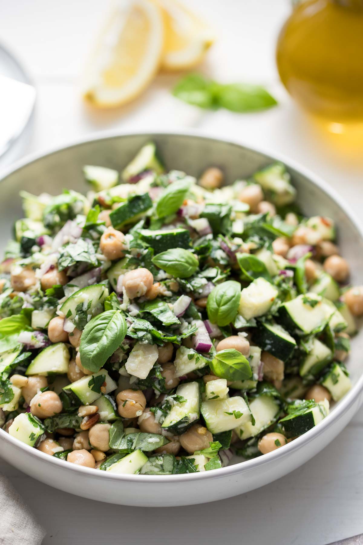 schneller Zucchini-Salat mit Kichererbsen, Zitrone, Parmesan, Basilikum und Petersilie.