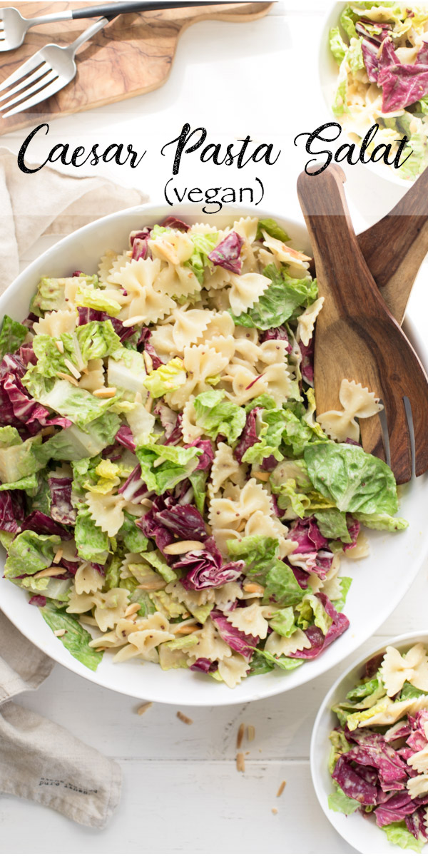 Caesar Pasta Salat mit Radicchio, Römersalat, Mandeln und Tahin-Dressing Rezept, (vegan)