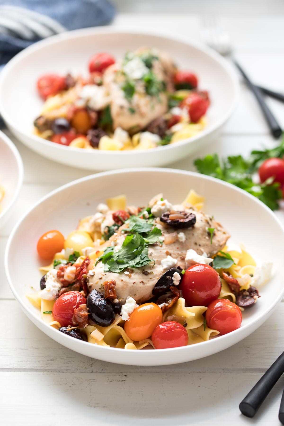 Mediterrane Hähnchenpfanne mit getrockneter Tomaten, Kalamata Oliven, Kapern, Rispentomaten und Feta-Käse