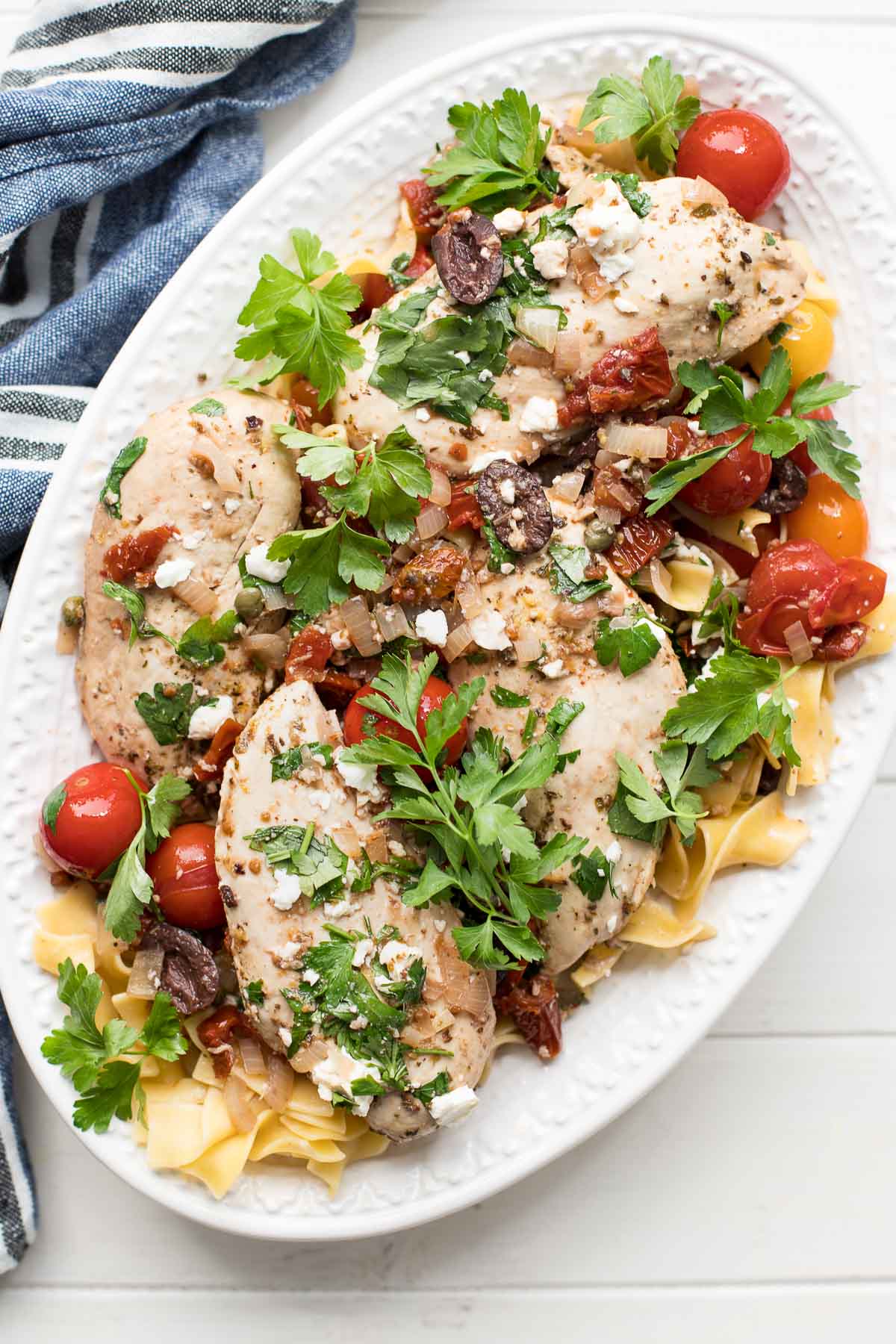 Mediterrane Hähnchenpfanne mit getrockneter Tomaten, Kalamata Oliven, Kapern, Rispentomaten und Feta-Käse