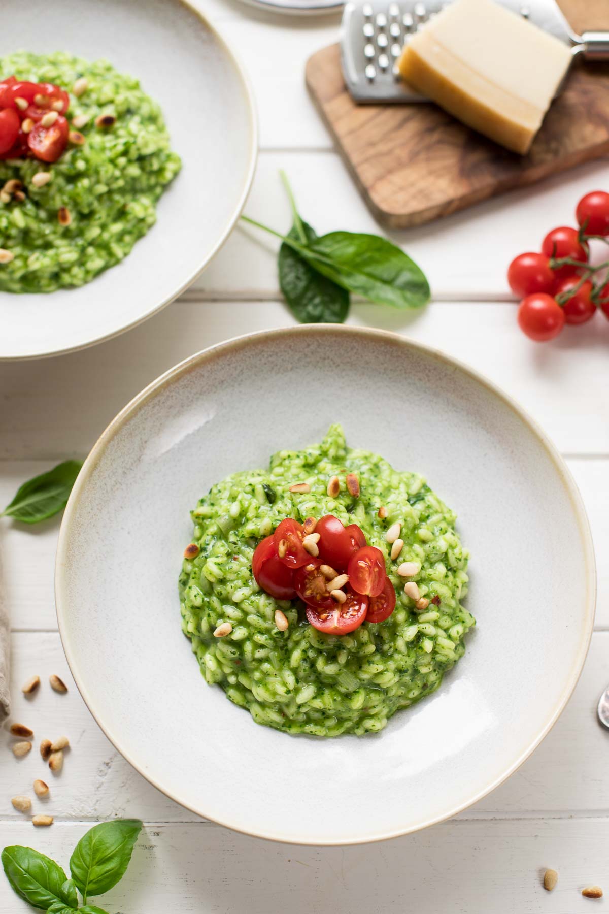 Spinat-Risotto mit frischen Kräutern, Pinienkerne und Tomaten