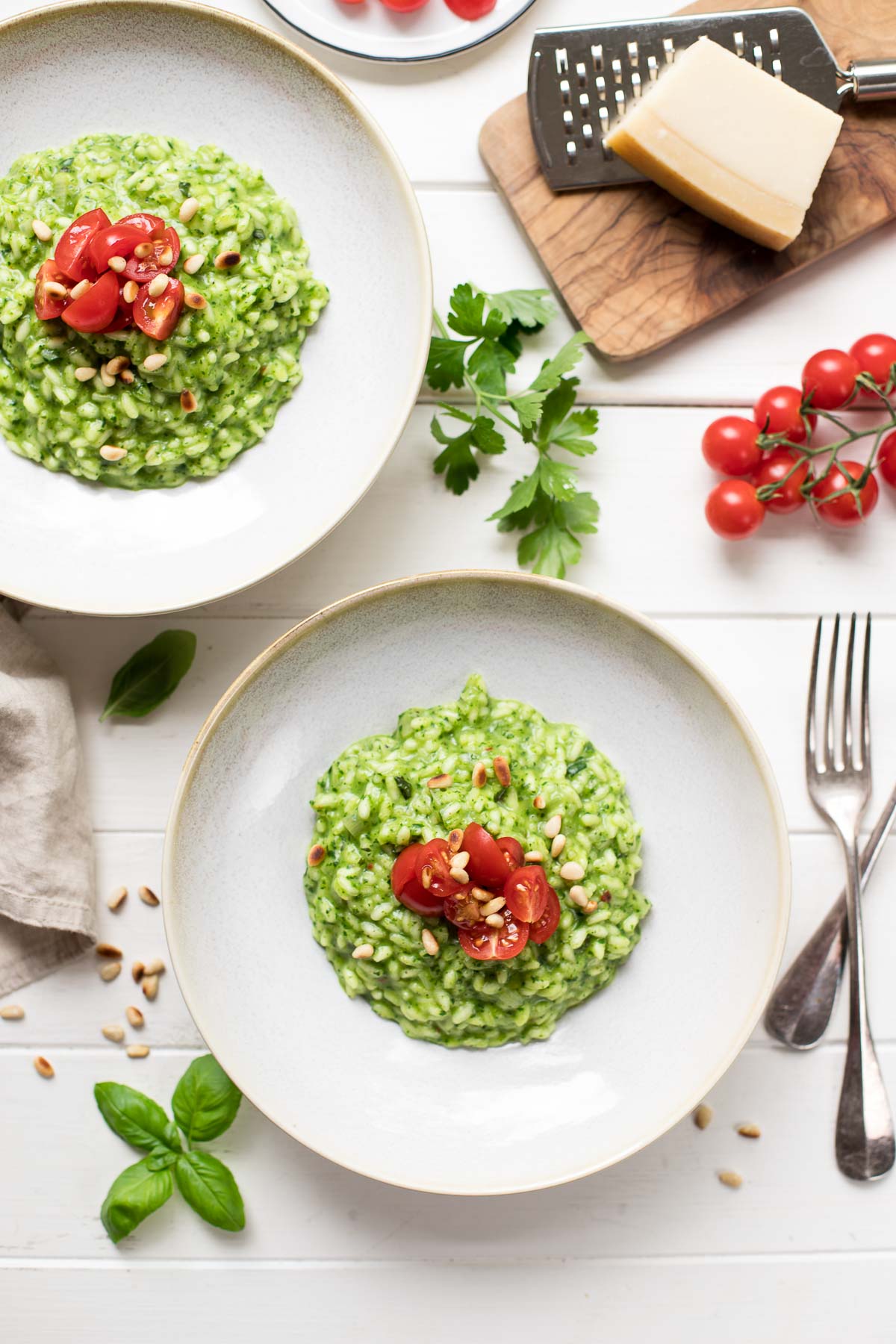 Risotto mit Babyspinat, frischen Kräutern, Pinienkerne und Tomaten