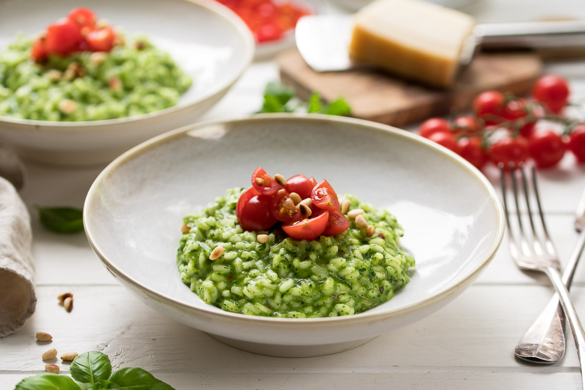 Spinat-Risotto mit frischen Kräutern, Pinienkerne und Tomaten