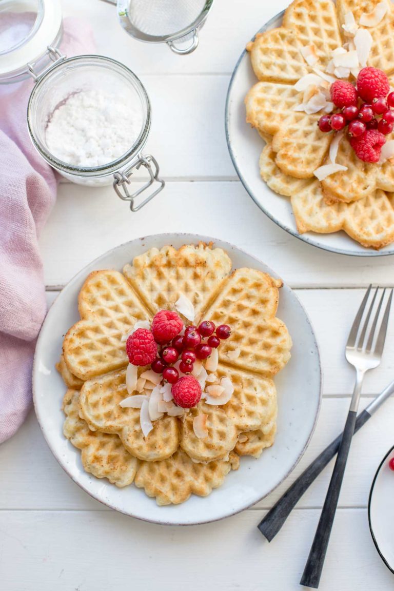 Kokoswaffeln mit Kokosmilch Rezept mit Beeren