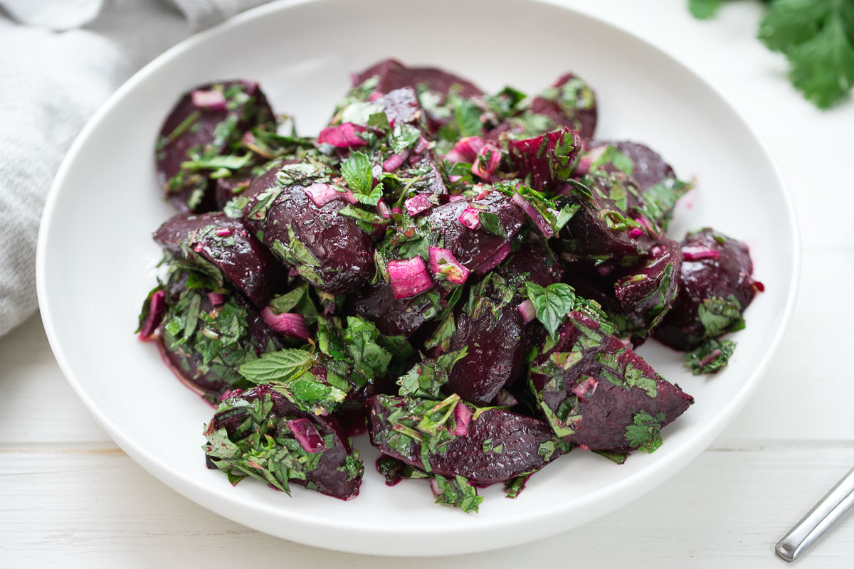 Einfacher Rote Bete Salat mit frischen Kräutern, vegan rote beete Rezept