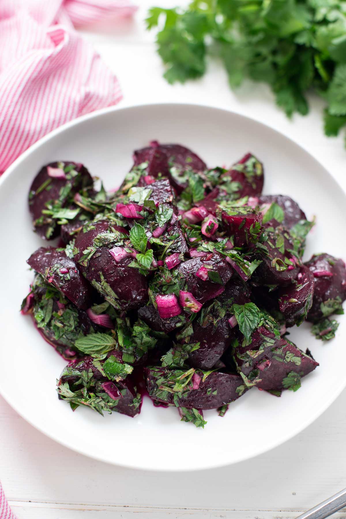 Einfacher Rote Bete Salat mit frischen Kräutern, vegan rote beete Rezept