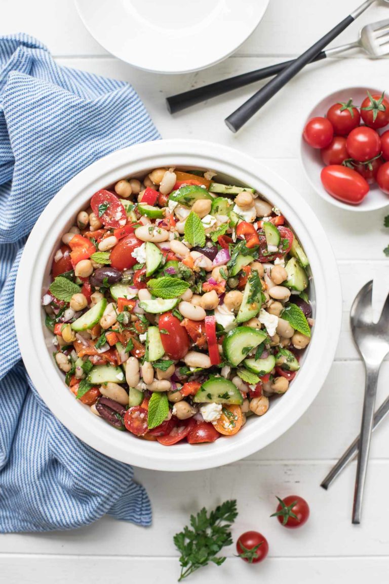 Mediterraner Bohnensalat mit Kichererbsen und weißen Bohnen (Cannellini), Gurken, Tomaten, Paprika, Oliven, Kapern, Kräuter. Vegan Rezept