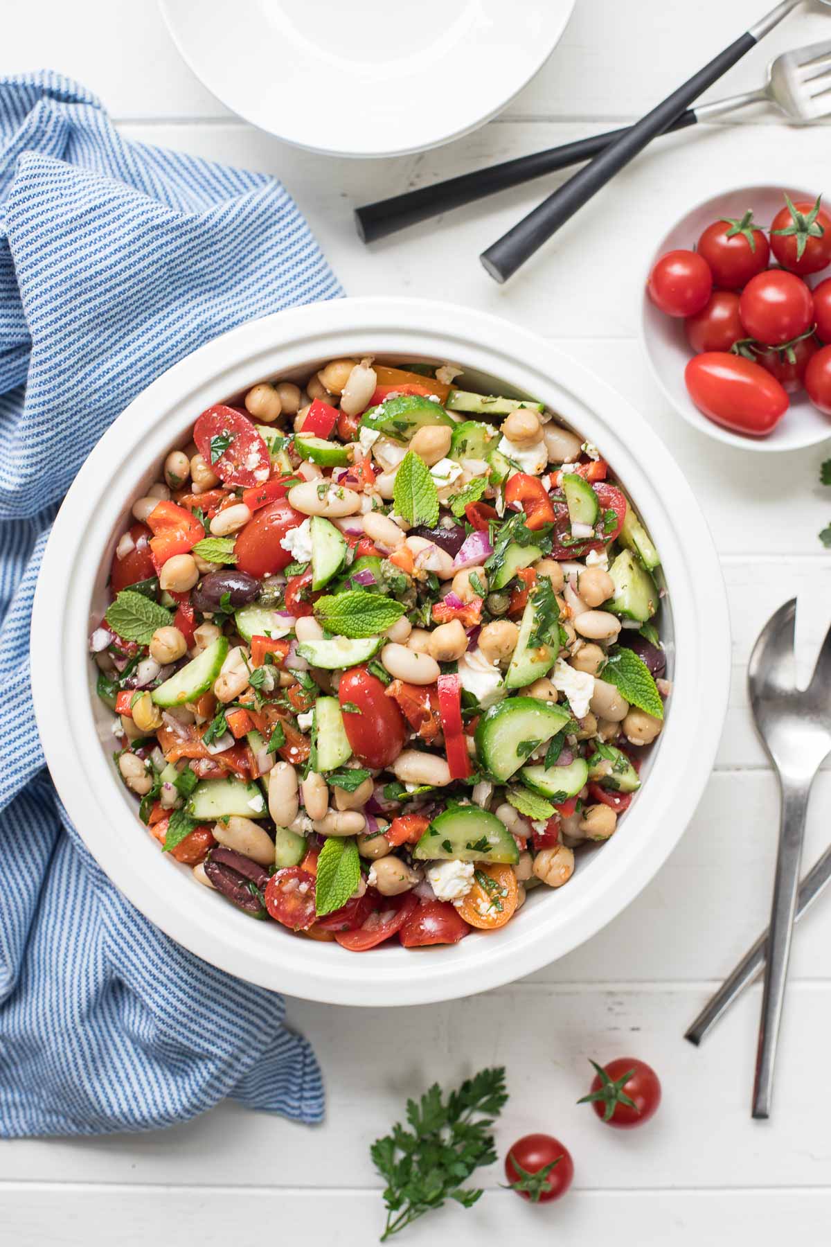 Mediterraner Bohnensalat mit Kichererbsen und weißen Bohnen (Cannellini), Gurken, Tomaten, Paprika, Oliven, Kapern, Kräuter. Vegan Rezept