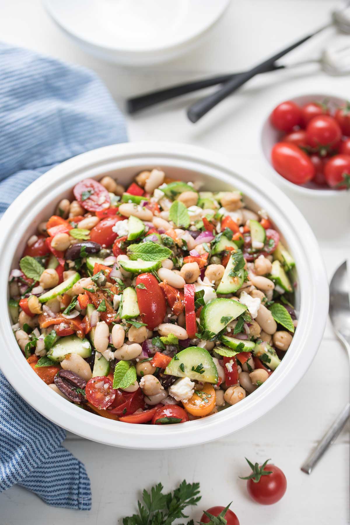 Mediterraner Bohnensalat mit Kichererbsen und weißen Bohnen (Cannellini), Gurken, Tomaten, Paprika, Oliven, Kapern, Kräuter. Vegan Rezept