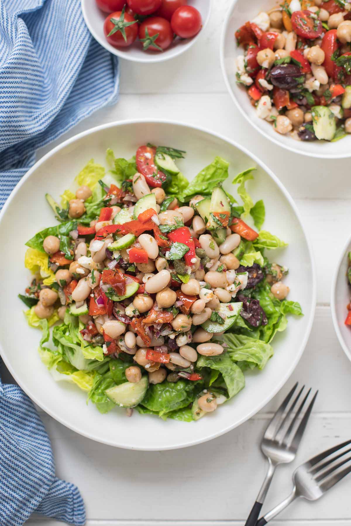 Mediterraner Bohnensalat mit Kichererbsen und weißen Bohnen (Cannellini), Gurken, Tomaten, Paprika, Oliven, Kapern, Kräuter. Vegan Rezept