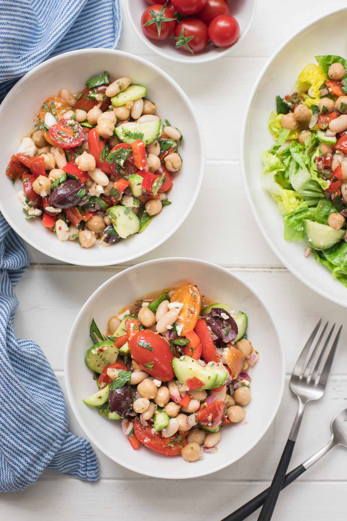 Mediterraner Bohnensalat mit Kichererbsen und weißen Bohnen (Cannellini), Gurken, Tomaten, Paprika, Oliven, Kapern, Kräuter. Vegan Rezept