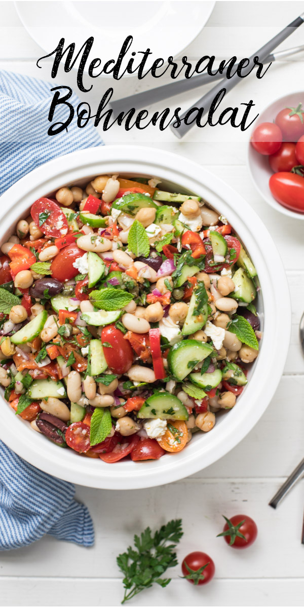 Mediterraner Bohnensalat mit Kichererbsen und weißen Bohnen (Cannellini), Gurken, Tomaten, Paprika, Oliven, Kapern, Kräuter. Vegan Rezept