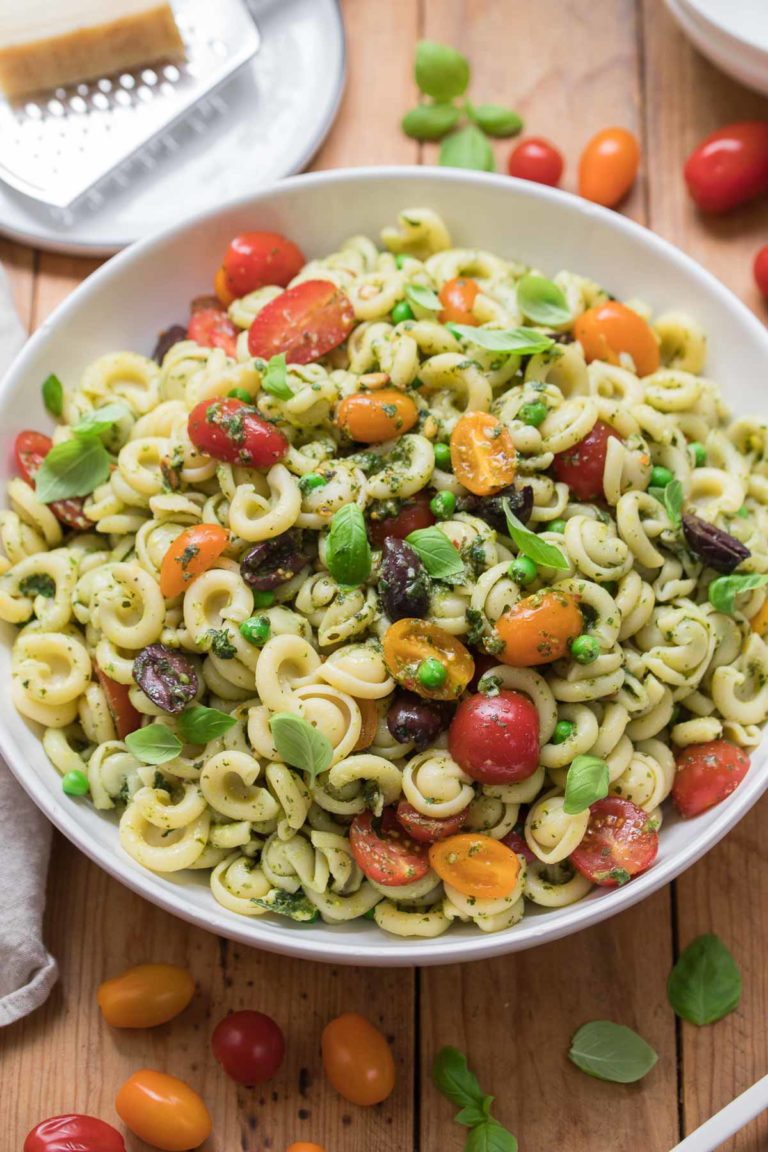 Pesto-Nudelsalat mit Erbsen und Tomaten