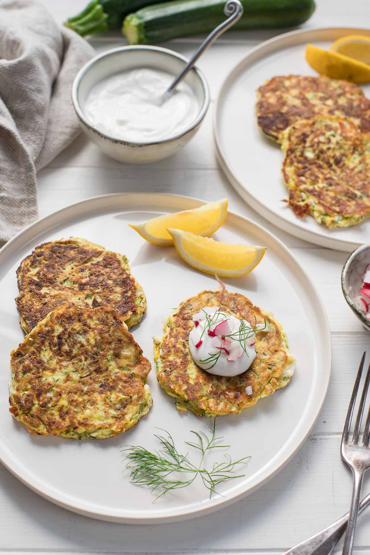 Zucchini-Puffer mit Lauch, Feta, Dill und Joghurt-Soße, low carb, glutenfrei