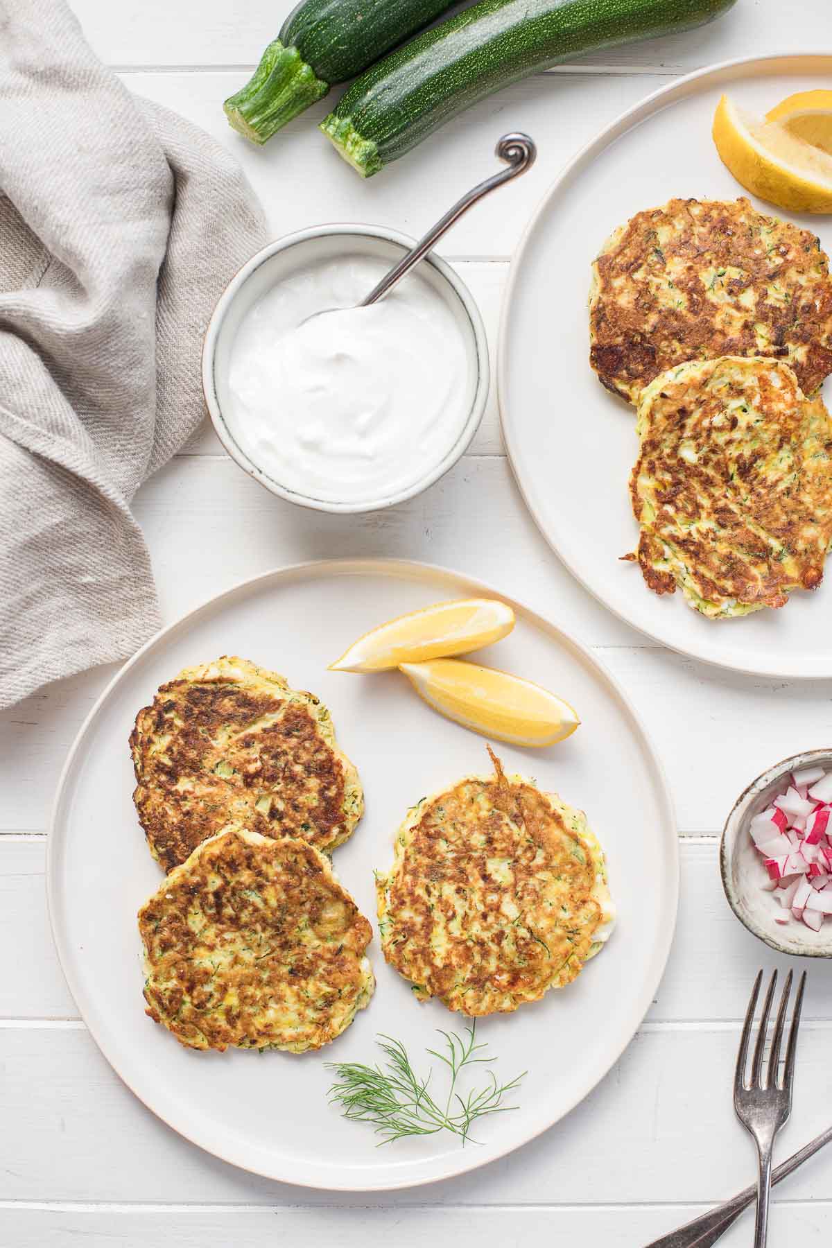 Zucchini-Puffer mit Lauch, Feta, Dill und Joghurt-Soße, low carb, glutenfrei