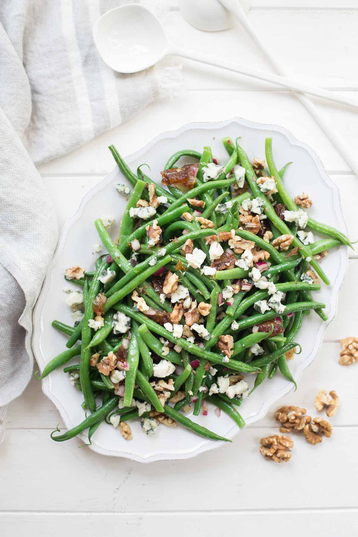 Grüne Bohnen-Salat mit Walnüssen, Datteln und Roquefort