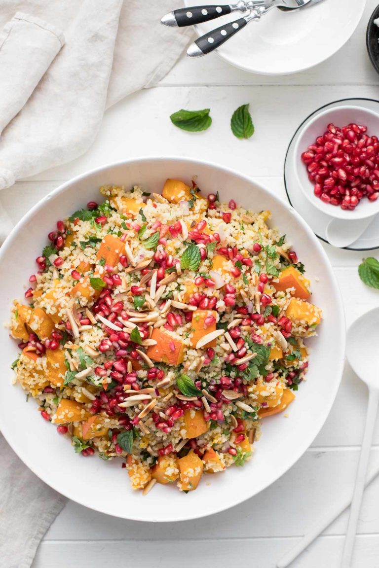 Kürbis im Ofen geröstet mit Bulgur, frischen Kräutern, Mandeln, Granatapfelkernen und Feta-Käse Rezept