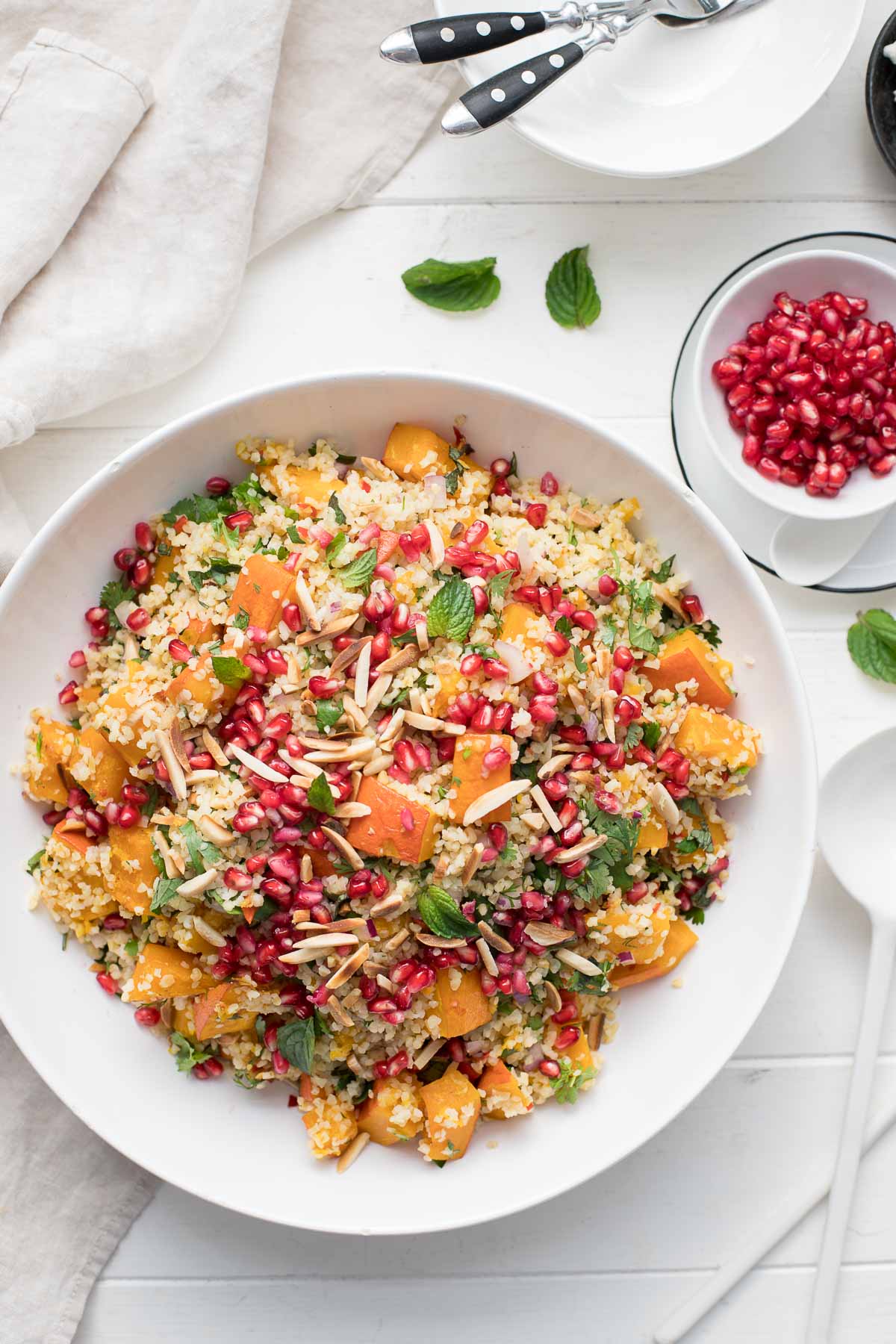 Kürbis im Ofen geröstet mit Bulgur, frischen Kräutern, Mandeln, Granatapfelkernen und Feta-Käse Rezept