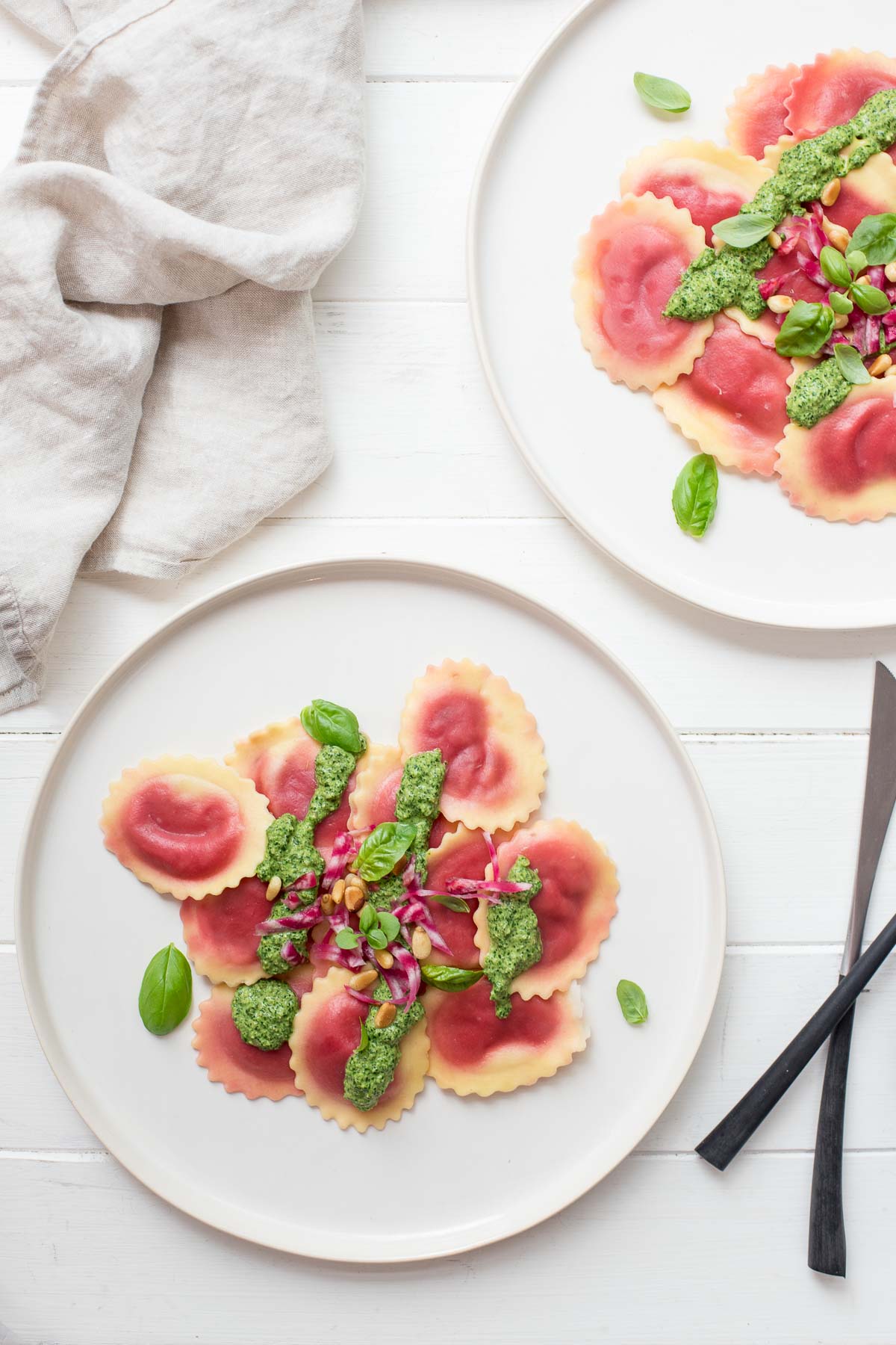 Rote‐Bete‐Raviolo mit Spinat-Pesto