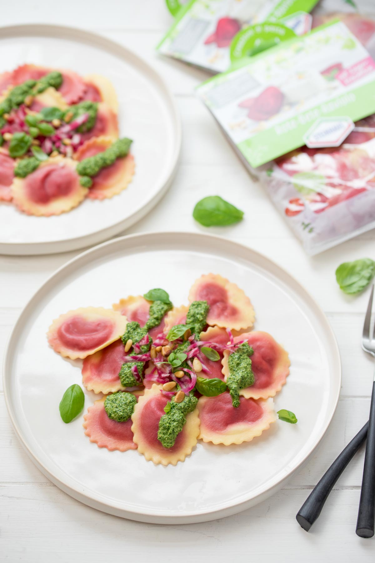 Rote‐Bete‐Raviolo mit Spinat-Pesto, Ravioli Pasta von Steinhaus Werbung