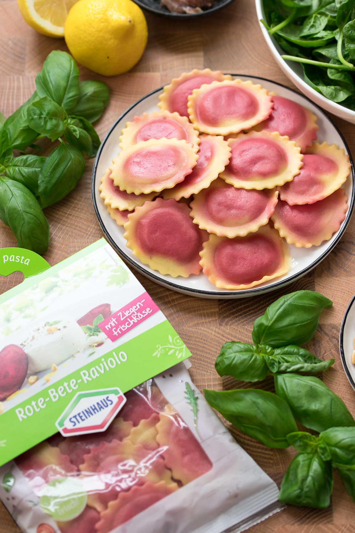Rote‐Bete‐Raviolo von Steinhaus mit Spinat-Pesto Zutaten, Werbung