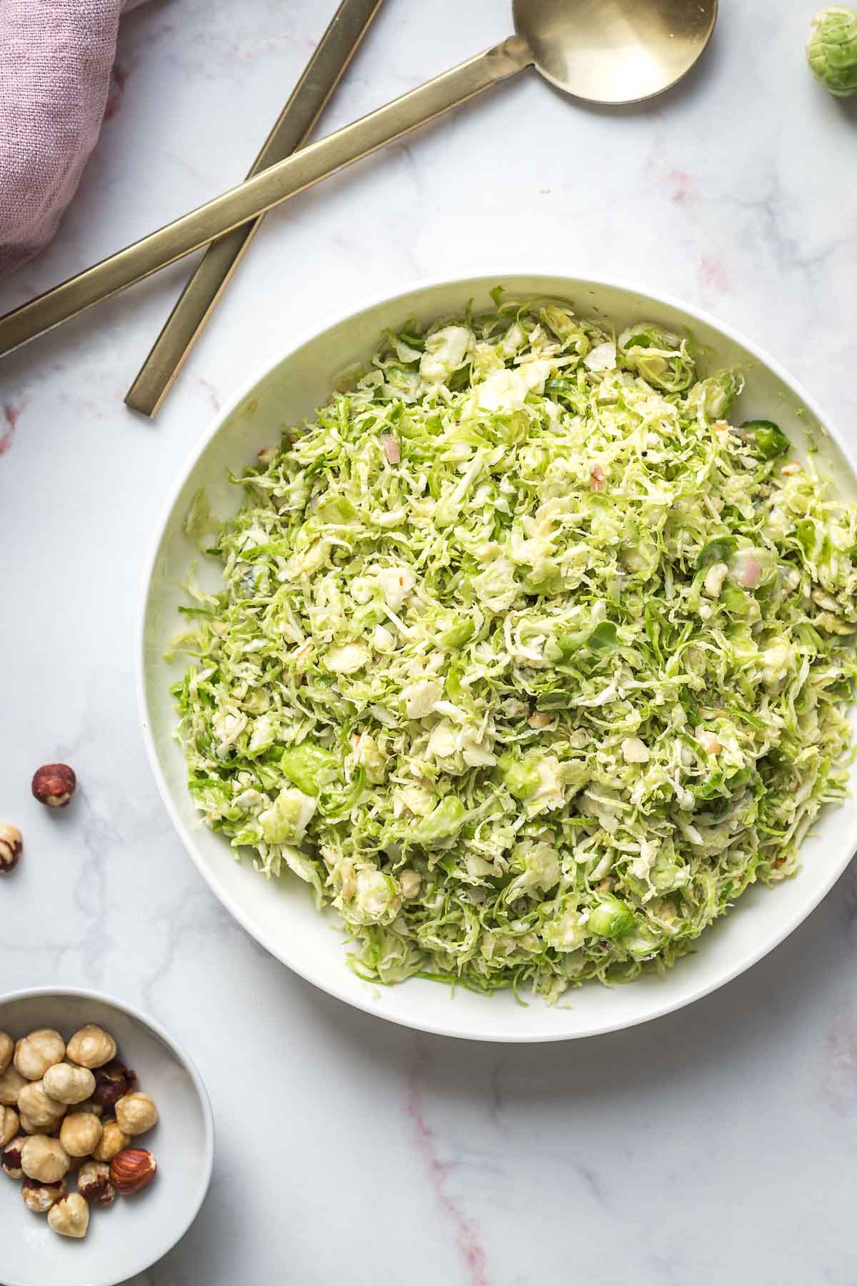 Rosenkohl-Salat mit Blauschimmelkäse und Haselnüssen Rezept