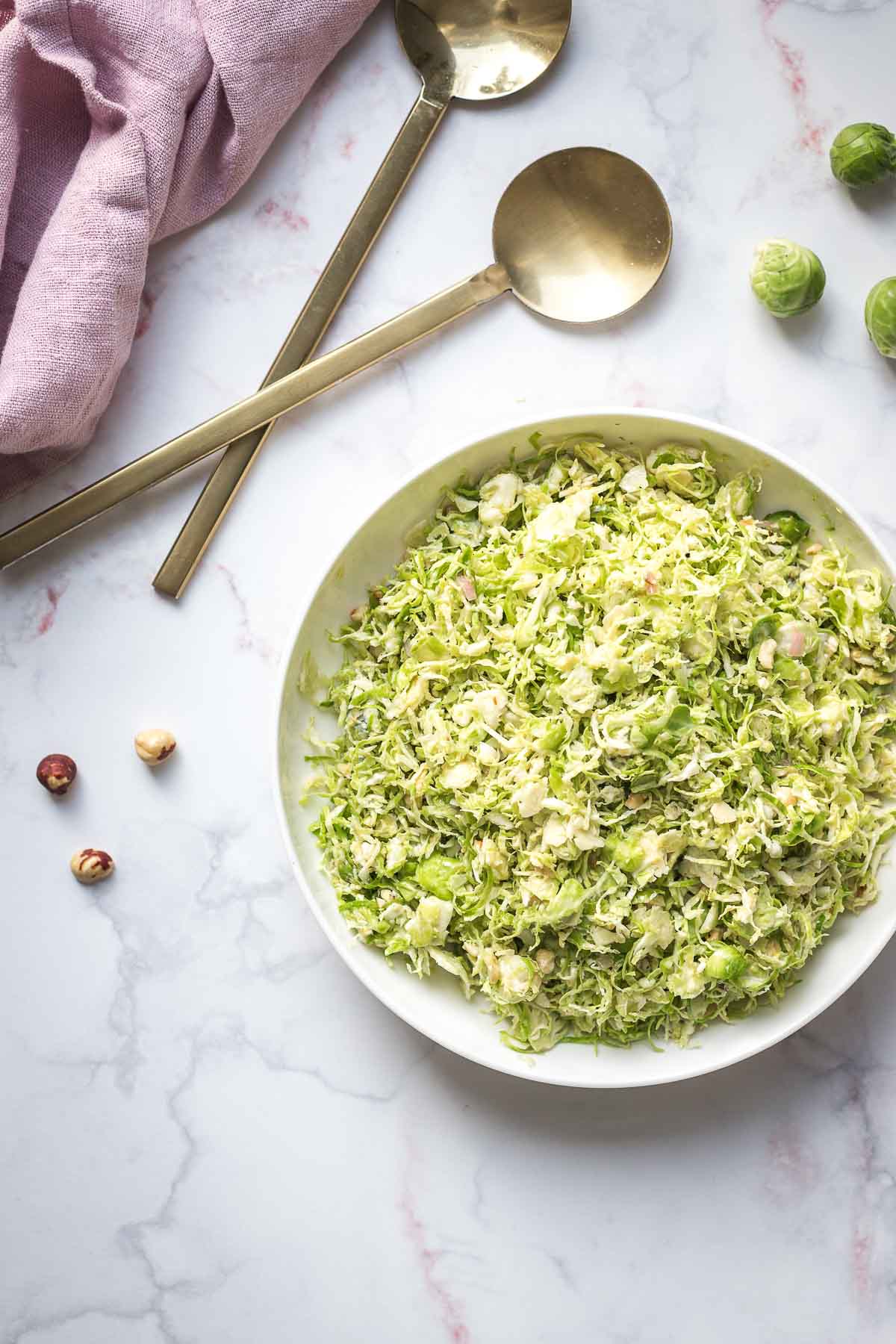 Rosenkohl-Salat mit Blauschimmelkäse und Haselnüssen Rezept, Winterlicher Salat mit rohem Rosenkohl