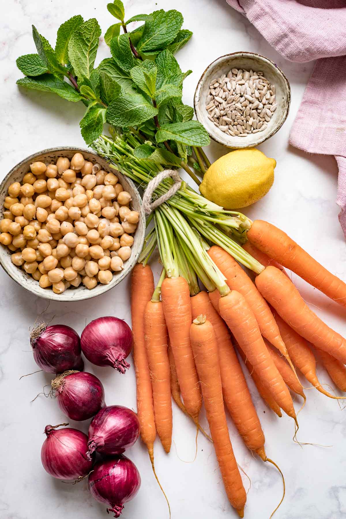 Rezept Zutaten für Karotten im Ofen mit Kichererbsen, Rote Zwiebeln & Minze